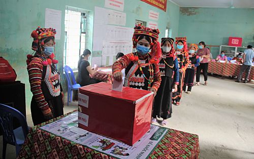 Các đồng chí lãnh đạo tỉnh, thành phố, xã Sùng Phài tham quan khu trưng bày ảnh, tư liệu, tranh cổ động, sách báo nhằm tuyên truyền về cuộc bầu cử tại khu vực bỏ phiếu số 7, bản Cư Nhà La, xã Sùng Phài, thành phố Lai Châu. (Ảnh Thắm Duy)